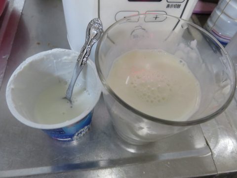 パルテノヨーグルトの容器に牛乳を入れて混ぜる