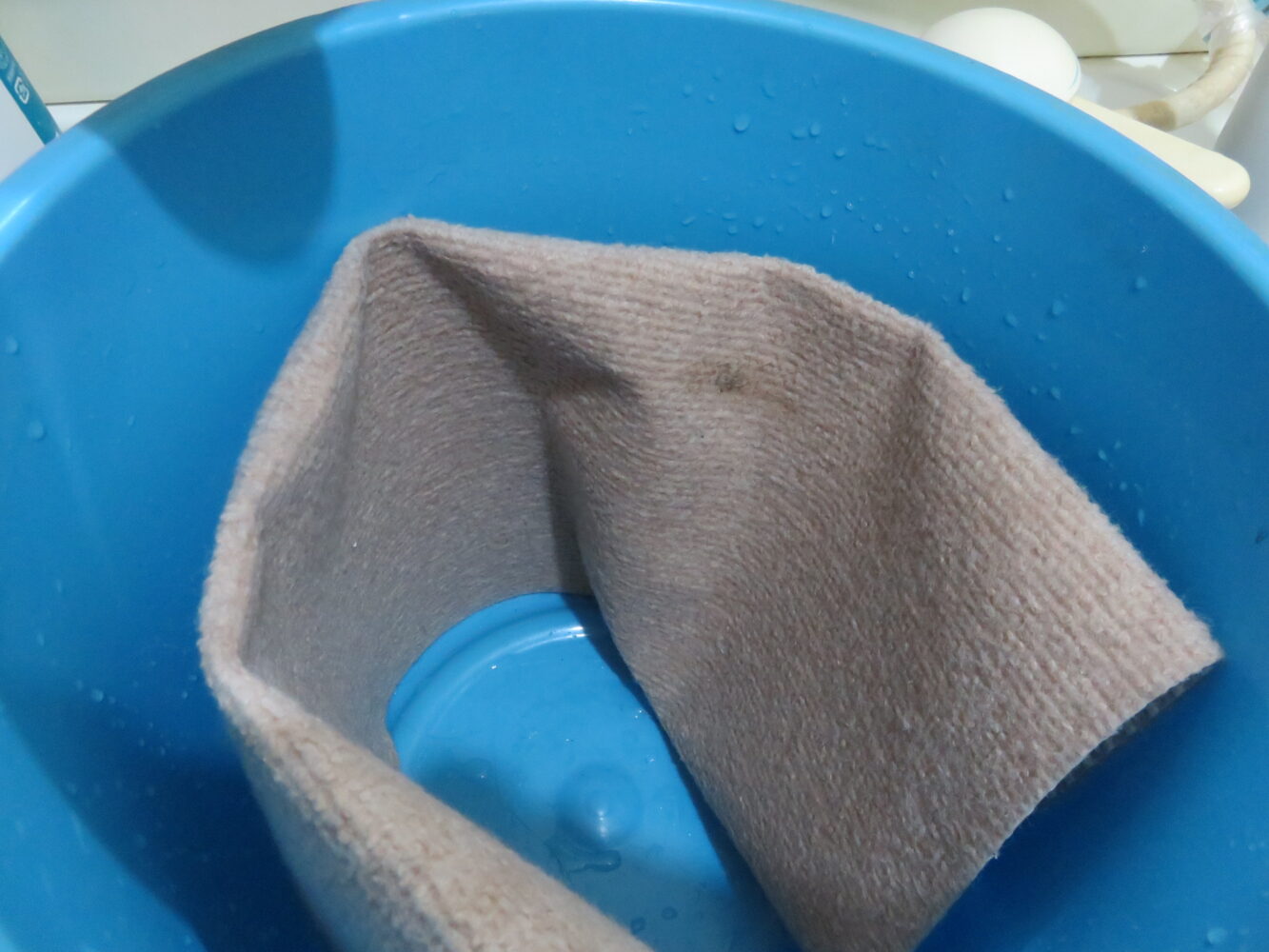 タイルマットをバケツに入れます