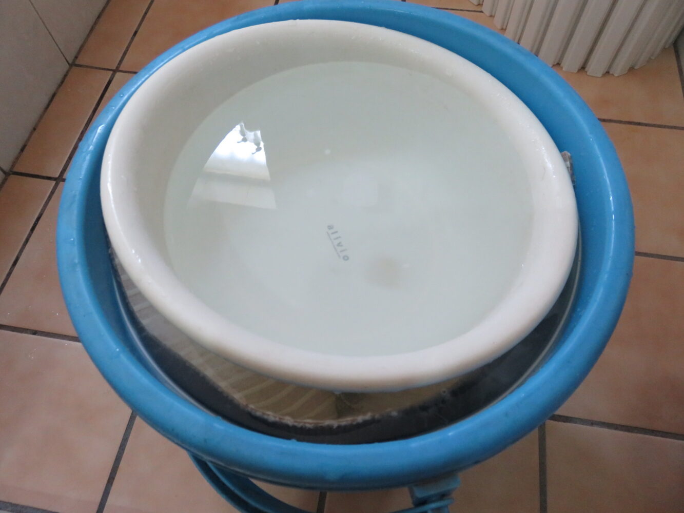 洗面器の水を重石代わりに