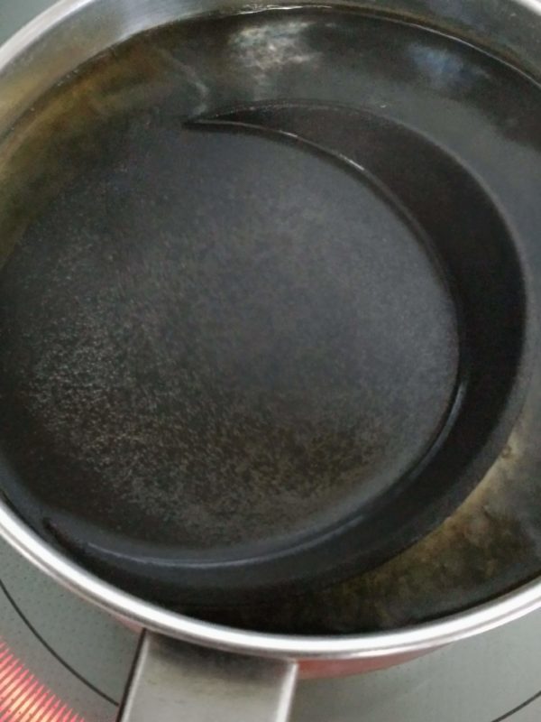 陶器のフィルターを沸騰したお湯に入れて掃除