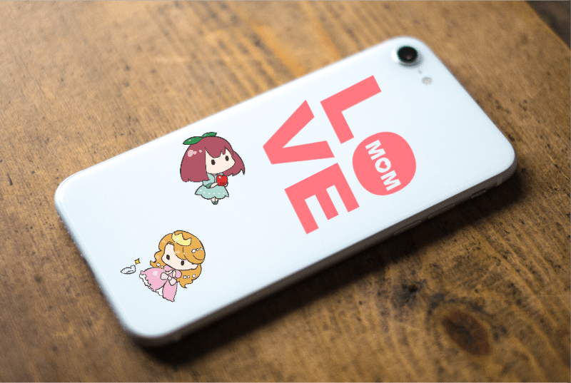 ステッカーが沢山貼られてるスマホ